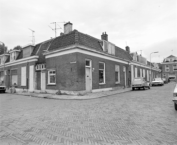 60548 Gezicht op de gedeeltelijk dichtgemetselde huizen Koolstraat 34-hoger te Utrecht, vanaf de hoek van de Veldstraat ...